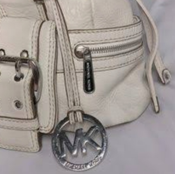 🔊LIVE Co-Host SHOW🔊 Designer Bags & Unique Accessories- w/@sarahbelle1616 - Picture 11 of 16